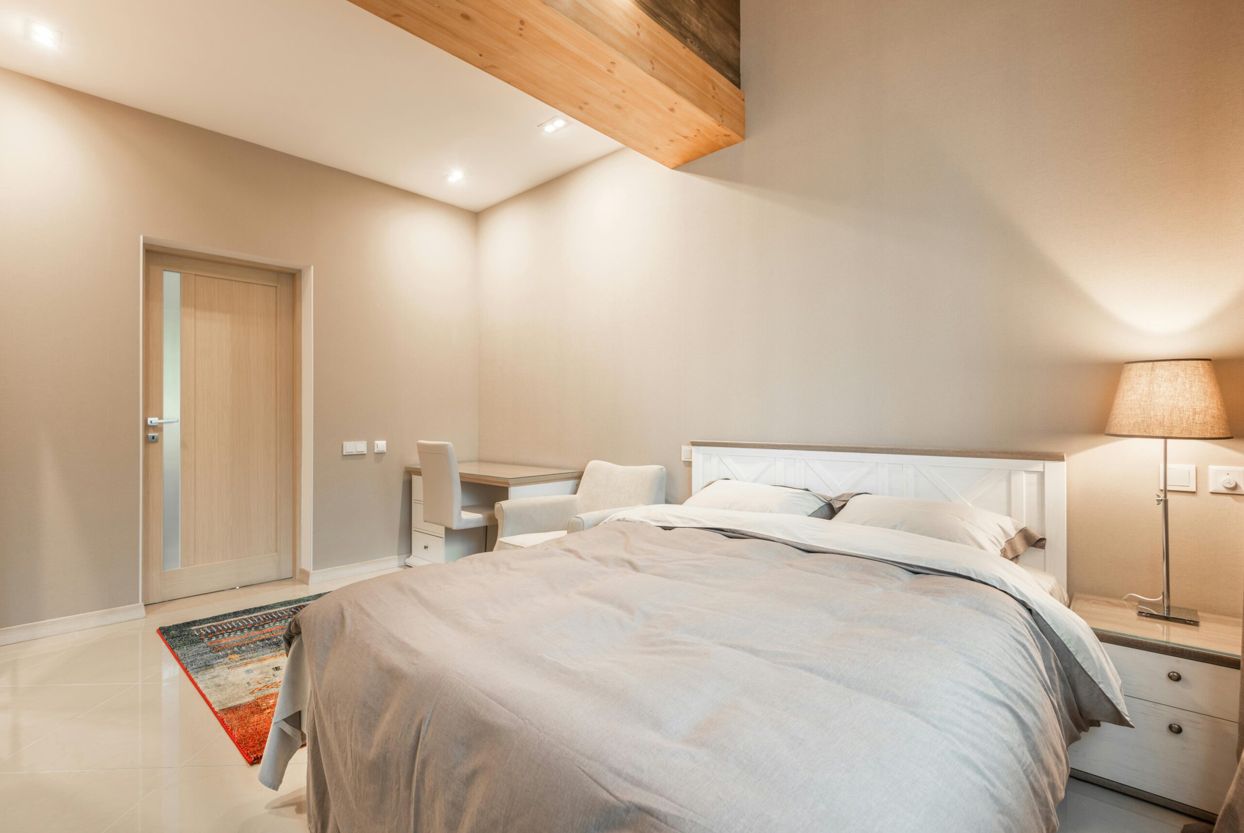 Bright and cozy modern bedroom with minimalist decor and comfortable furnishings.
